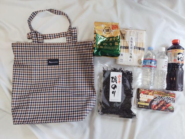 ペットボトル2本、ポテトチップス、そうめん、磯のり、カレー、めんつゆが入った