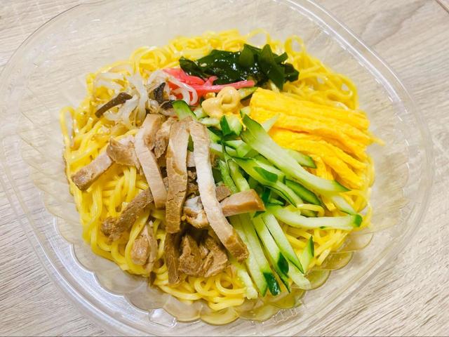 【セブンイレブン 6種具材を楽しむ冷し中華】焼豚がたっぷり入った冷し中華