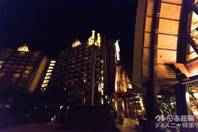 夜の「アウラニ・ディズニー・リゾート & スパ コオリナ・ハワイ」