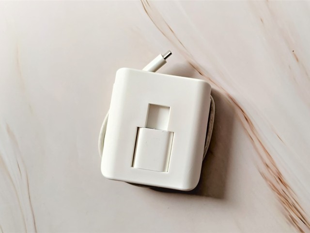 【キャンドゥ】充電器ホルダー（ホワイト）