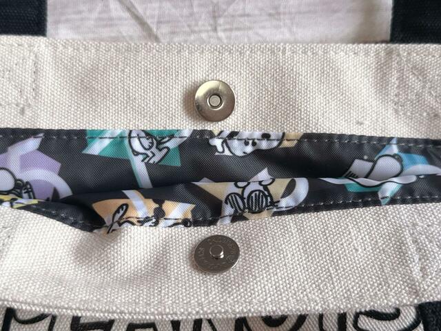 口にはマグネットボタン付き