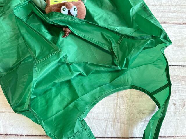 内側はポケットなどのないシンプルな作り