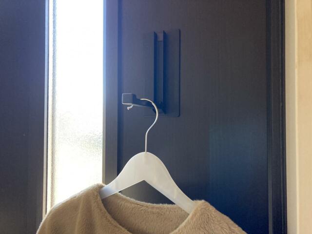 【山崎実業 折りたたみマグネットハンガー】冬用の重いコートもかけられる！