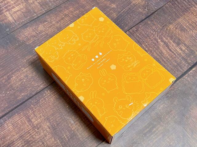 【ちいかわ 豪華版1 フロッキーフィギュア6体セット付き】ちいかわたちの総柄になっています