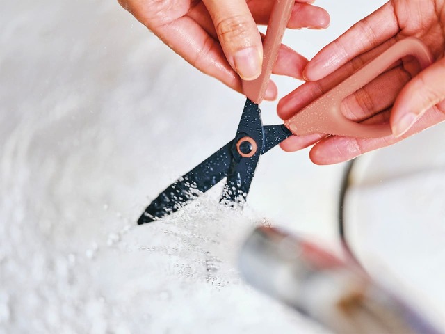 【コクヨ 洗えるハサミ＜サクサ＞】刃もハンドルもまるごと洗えて衛生的