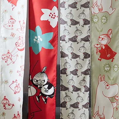 【ベルメゾン リトルミイ新アイテム】プリント4連のれん「ムーミン」/2サイズ展開(約85×150cm、約85×180cm)3,990~4,490円(税込)