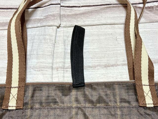 開口部にゴムバンド付きで、小さく折りたたんでコンパクトにまとめられます