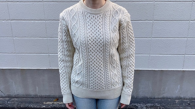 【UNIQLO（ユニクロ）】ライトウェイトローゲージアランクルーセーター／オフホワイトSサイズ着用