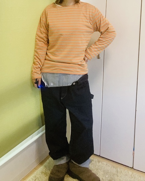 【ワークマン ウォーミーデニムオーバーオール】オレンジのトップスと合わせて