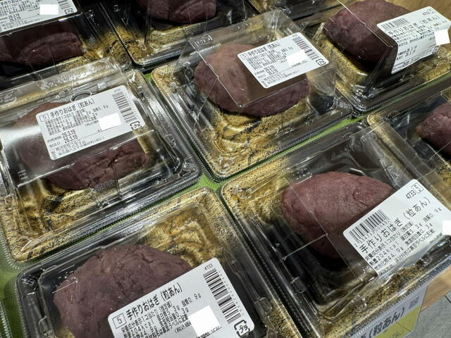 【ベルクの惣菜人気ランキング 2位】「手作りおはぎ」1個入り 107円（税込）