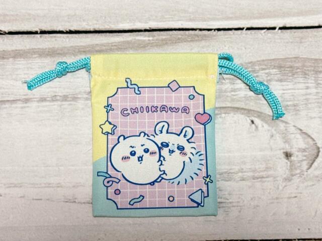 【ちいかわ DAISO限定デザイン】「プチ巾着 ちいかわ」一方の「ペア」は、2色のバイカラーとチェック柄の額縁風デザインが特徴。フロントはちいかわ&モモンガが登場!