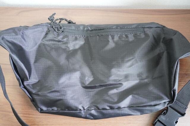 背面には貴重品を入れるポケットが