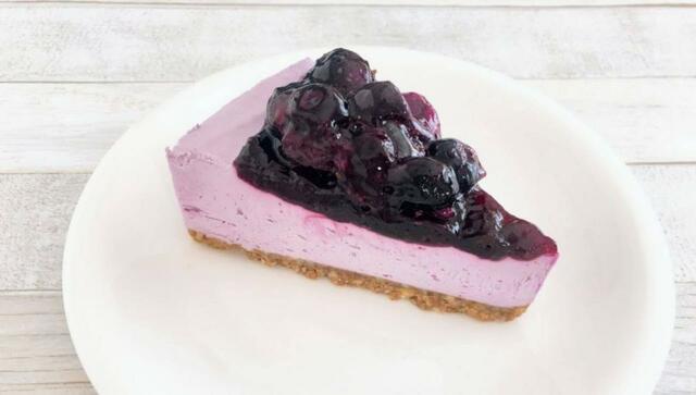 1ピースの大きさ:11~12cm、高さ約5cm【スターバックス】ブルーベリーレアチーズケーキ(1ピース)店内飲食価格:495円(税込)