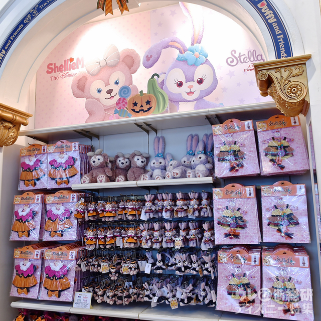 ハロウィーングッズの陳列風景