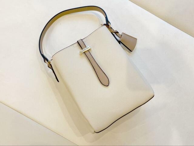 【URBAN RESEARCH チャーム付ワンハンドルミニショルダー】かっちりし過ぎない、ころんとしたフォルムがかわいい！