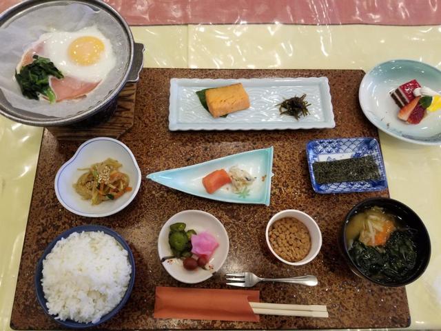 最初の朝食は、焼鮭、ハムエッグのほうれん草添え、たらこ、ワサビ漬け、きんぴらごぼうなど。ごはんは自分で好きなだけよそう。デザートには福島名物イチゴも