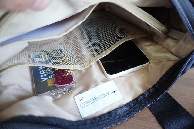 メッシュポケットで中を確認できる