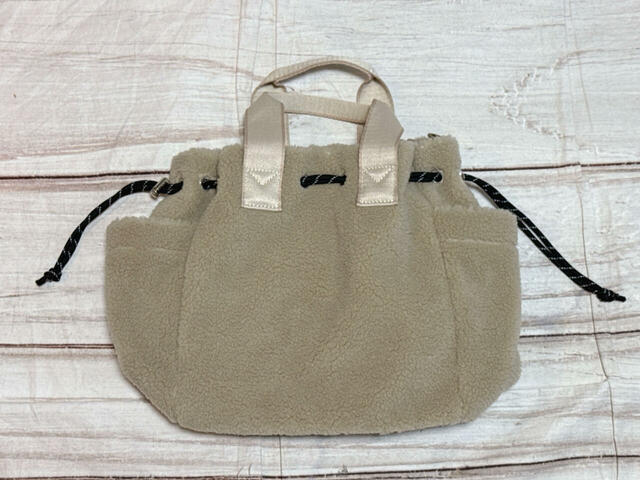 背面は装飾がないシンプルなデザイン