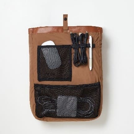 マウスやアダプタなどのガジェット類を収納できるメッシュポケットつき