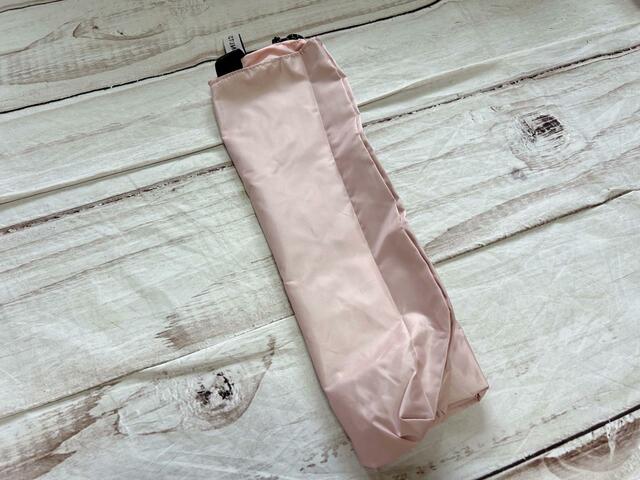 左右を中央に向かって折りたたみ…