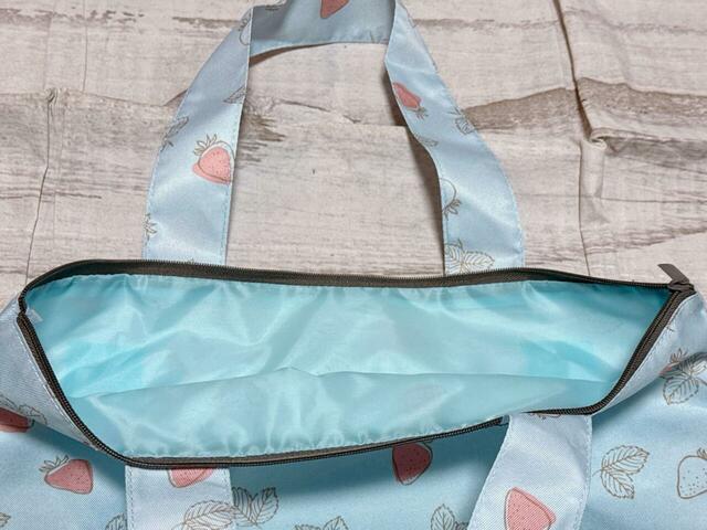【カルディ いちごバッグ】内側は裏地付き。ポケットなどはないシンプルな作りです