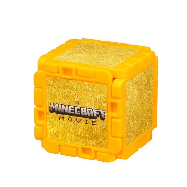 【ハッピーセット「マインクラフト ザ・ムービー」第2弾：金ブロックとドーン】ブロックを開くと、映画に登場するキャラクター・ドーンが現れます♪