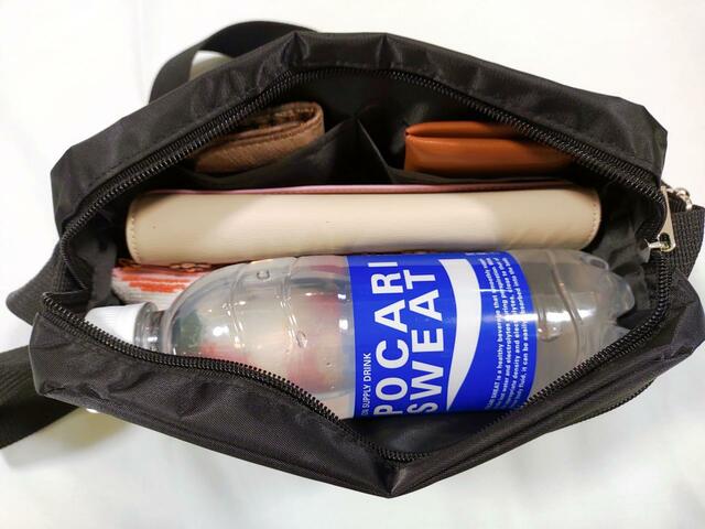 【Calvin Klein（カルバン・クライン）ショルダーバッグ】500mlペットボトルを入れる時は、横に収納して