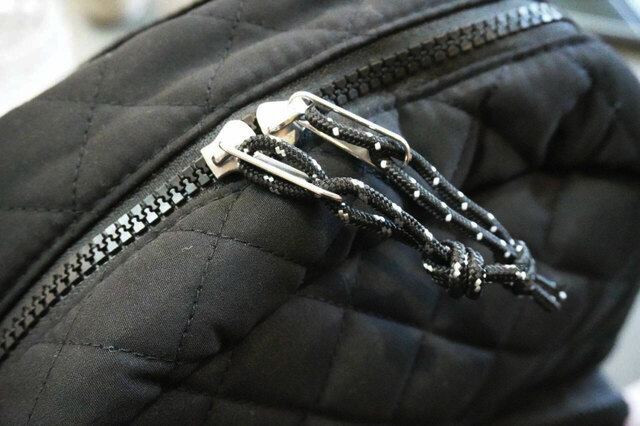 両開きタイプのファスナー