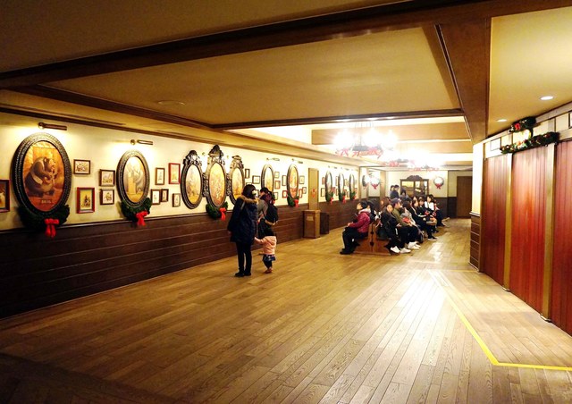 壁に掛けられているのは出演するクマ達