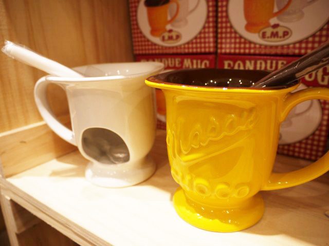 オリジナルデザインのフォンデュマグ（950円）