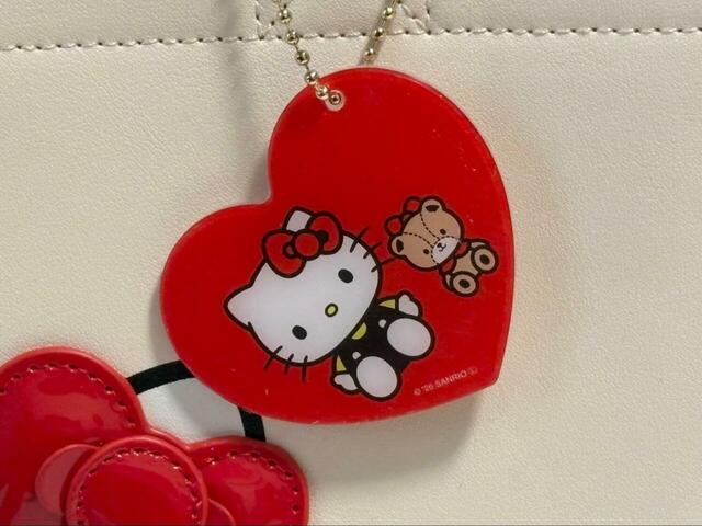 【ロペピクニック×ハローキティ アクリルチャーム付きトートバッグ】着け外し可能なアクリルチャームも付属！キティちゃんとタイニーチャムのプリント入りです