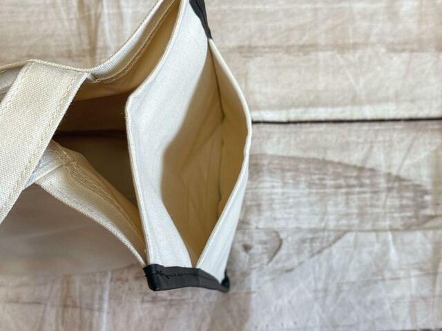 両サイドにポケット付き。折り畳み傘などが収納可能