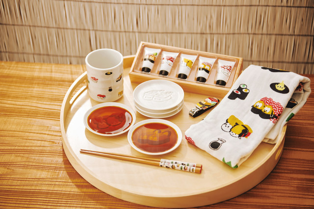 湯のみ 1,200円/ ハンドクリームセット 1,900円/ 醤油皿 各700円/ 箸 1,000円/ 爪切り 900円/ フェイスタオル 1,000円