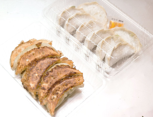 「テイクアウト餃子」の名店／餃子専門 さかい食品 三ノ輪店（三ノ輪）　餃子（8個） 300円