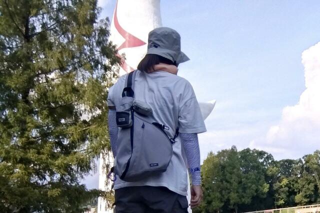 【niko and ...（ニコアンド） オリジナル撥水スリングバッグ】リュックほど圧迫感がないのに収納力は十分です！