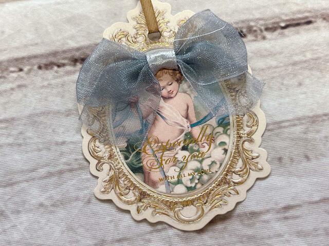 楕円の額縁に天使のイラスト。額縁はゴールドの箔押しです！