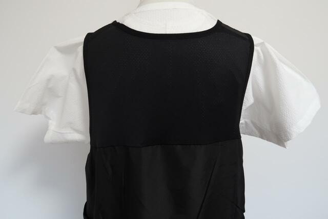 【ワークマン　レディースアクティブセットアップ】背中はメッシュ仕様ですが、下に白いシャツも着てもあまり透けません