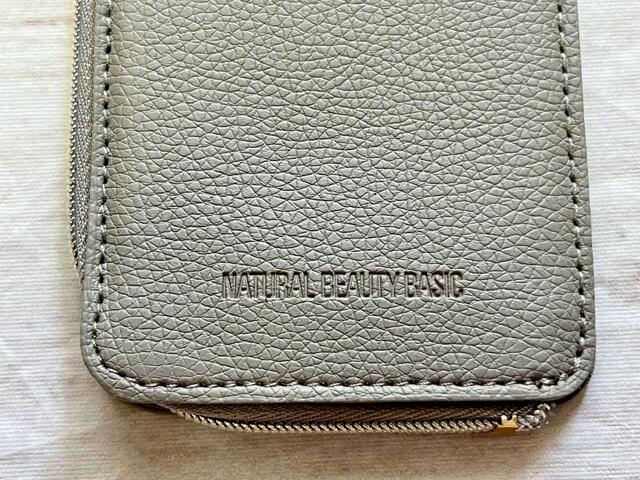 カードケースにもブランドロゴが型押しされています