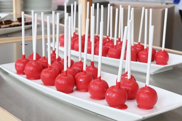 【ヒルトン東京ベイ「BON DANCE」】シャキっと食感のりんごのシロップ漬け入り「りんご飴のティーロリポップ」