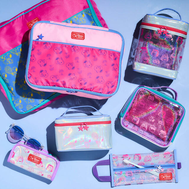 【PLAZA「Welcome to the NIGHT CARNIVAL with SNOOPY」】トラベルグッズストレージケース Lサイズ(3,520円)、バニティポーチ Sサイズ(3,520円)、スパバッグ(3,080円) など