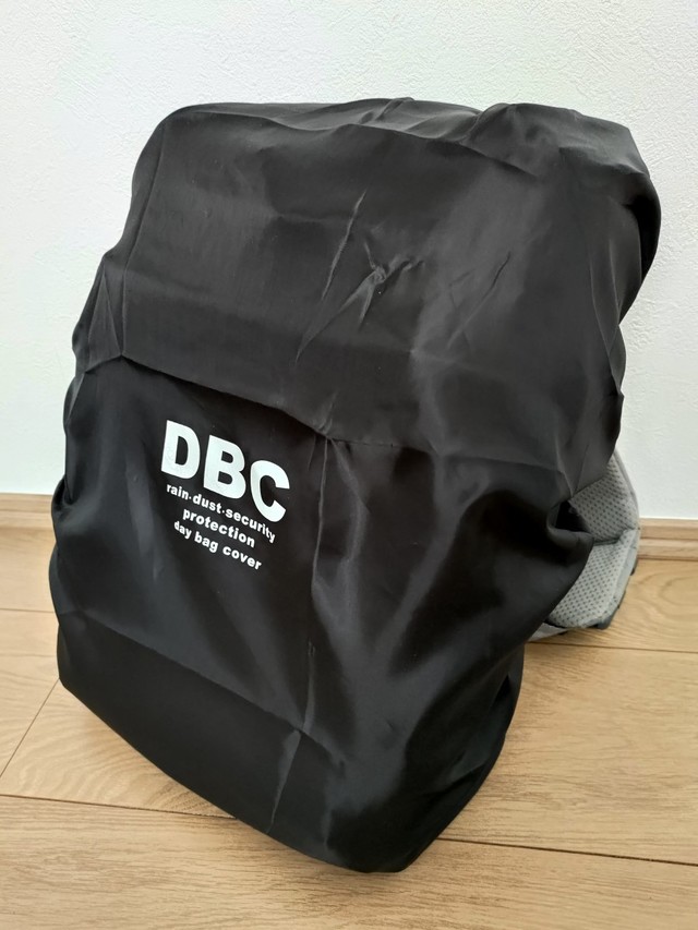 【キャンドゥ】デイバックカバーの使用イメージ。使用可能サイズは奥行22cm×幅32cm×高さ45cm