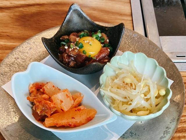 前菜3種盛り。下から時計回り／自家製キムチ、ラムのユッケ、ナムル