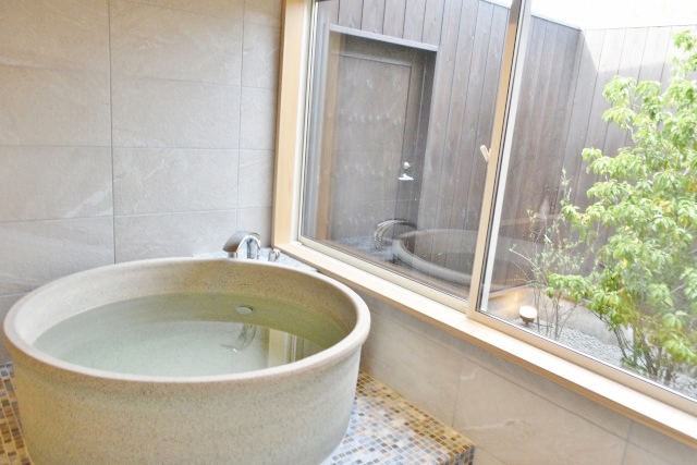 中庭を眺めながらのお風呂は露天風呂気分が味わえる