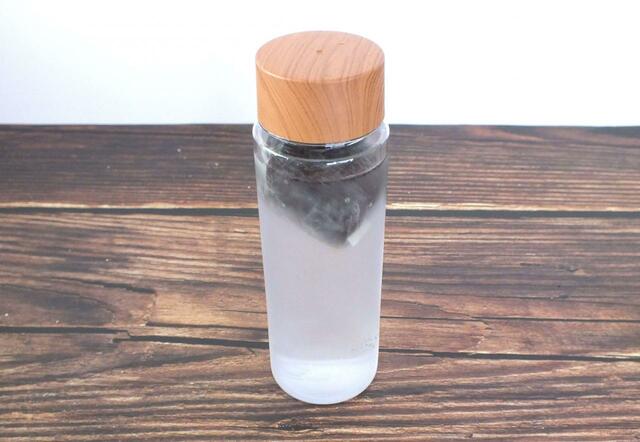 500mlのボトルにミネラルウォーターとコーヒーバックを入れます