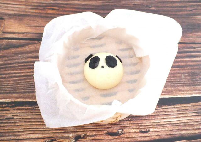 【カルディ　冷凍 パンダ肉まん】蒸籠の中にクッキングシートを敷いてからパンダ肉まんを置きます