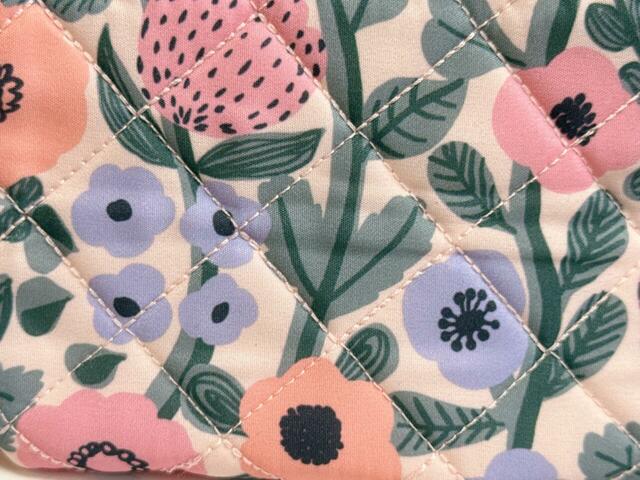 淡いコーラルピンクをベースに、ラベンダーやピンク、オレンジのお花が散りばめられた、大人かわいいデザイン!