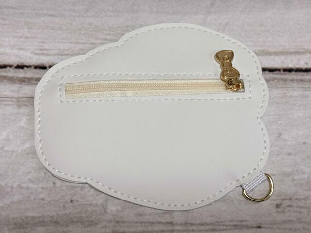 背面にファスナー付き。ファスナー引き手についたリボンチャームがかわいい！