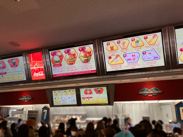 たくさんのメニューが並びますが、今回のお目当てはひとつ。【春ディズニー「格安&激かわグルメ」】