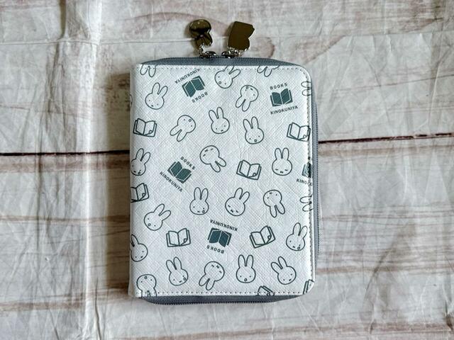 背面ももちろん総柄仕様です