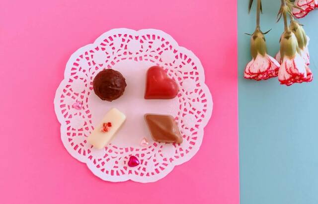 【カルディオリジナル ボンボンショコラ　ストロベリー 4p】少量の洋酒が張っている大人のボンボンショコラ